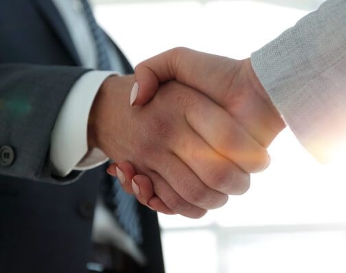 Geschäftspartner reichen sich die Hände