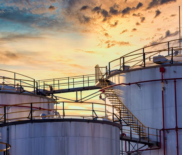 alt="Industriegebäude mit Tankschutzanlagen